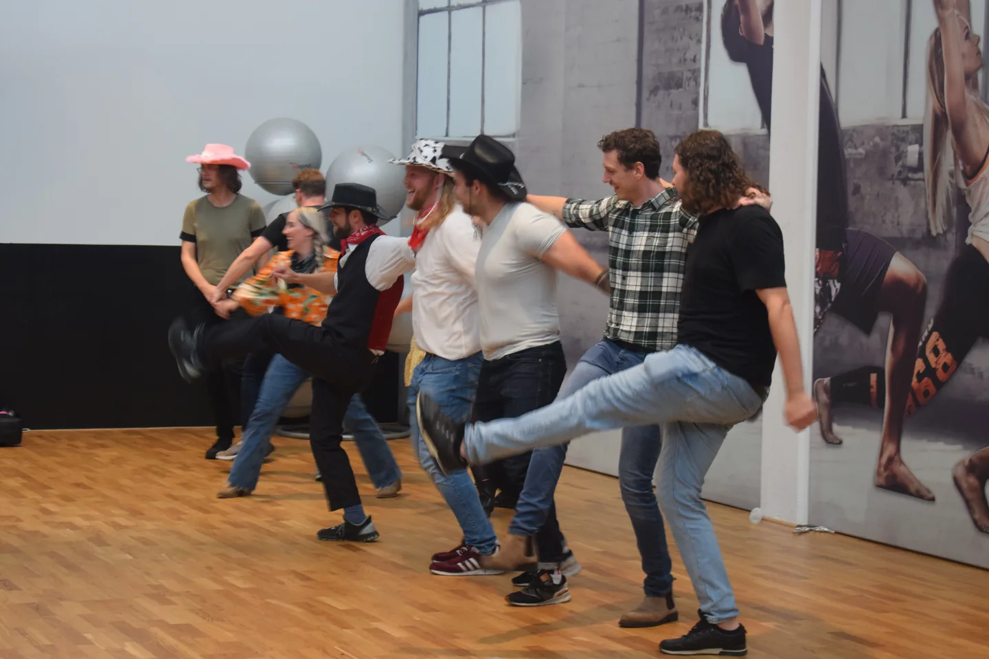 Leden dansen samen tijdens een feestavond