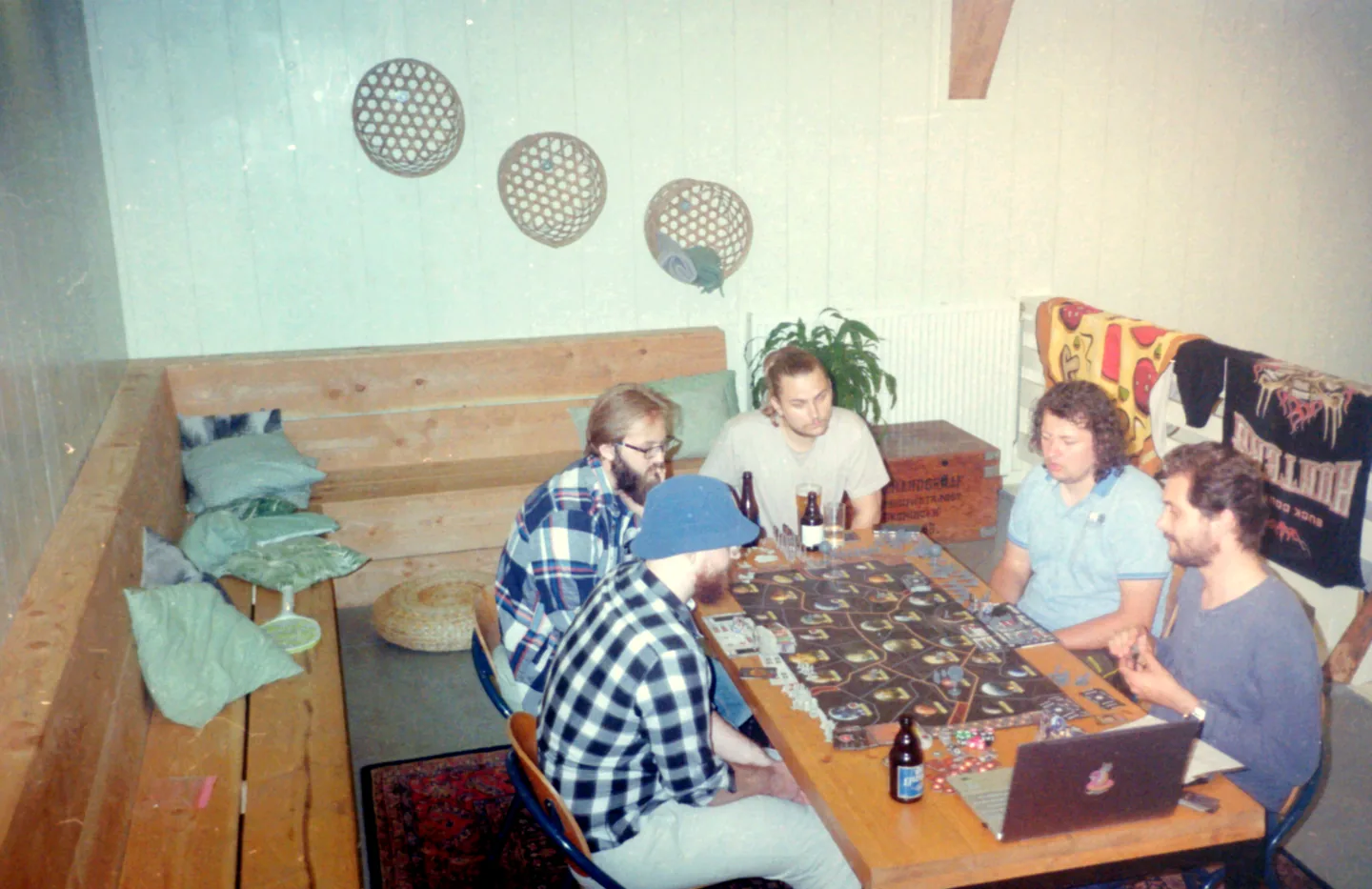 Leden spelen samen een bordspel