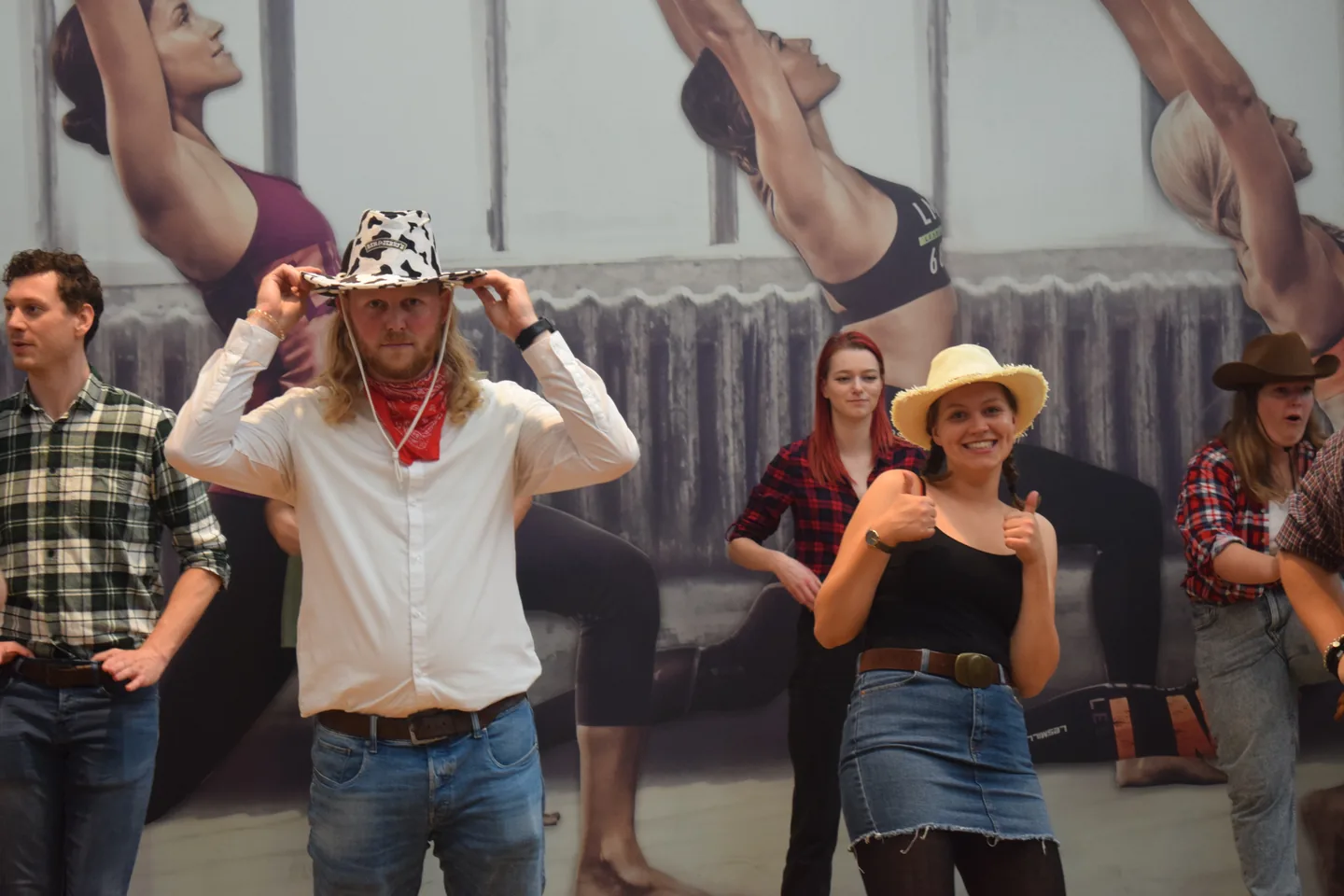 Leden dansen in cowboykleding