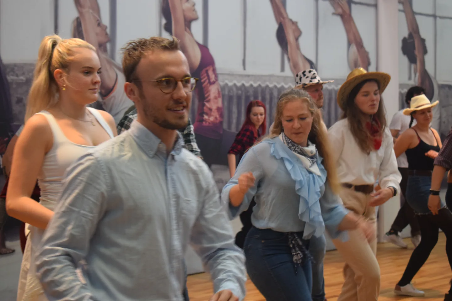 Leden op de dansvloer tijdens een feestavond